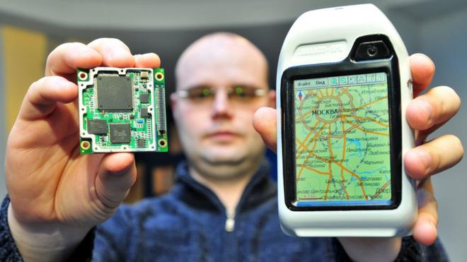 Сотрудник Российского института навигации и времени демонстрирует спутниковый навигатор ГЛОНАСС/GPS (10 декабря 2008 года)