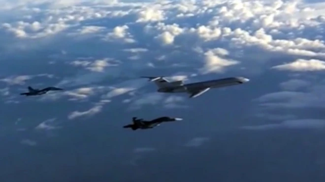 Pesawat militer Rusia Tu-154 terbang secara reguler ke Suriah, dikawal oleh bomber Rusia.