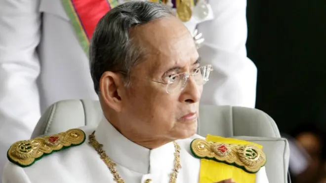 Tayland Kralı Bhumibol Adulyadej, ülkenin düştüğü siyasi bunalımlarda arabulucu olarak devreye giriyordu.