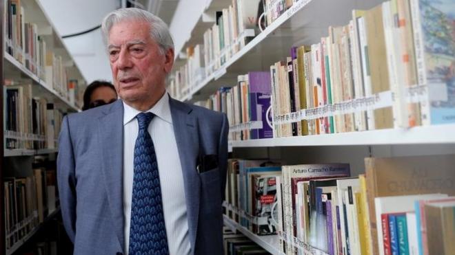 Mario Vargas Llosa en una biblioteca.