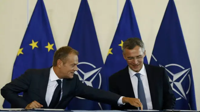 НАТО и ЕС договорились совместно противостоять "гибридным угрозам". На фото: Дональд Туск (слева) и Йенс Столтенберг