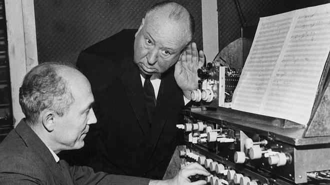 Alfred Hitchcock observa a Oskar Sala tocando el trautonio en el estudio de este último, Berlín, en 1962.