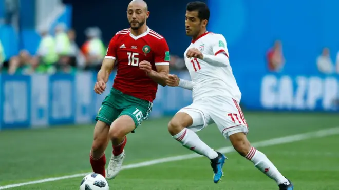 Noureddine Amrabat du Maroc au coude à coude avec Vahid Amiri de l'Iran.