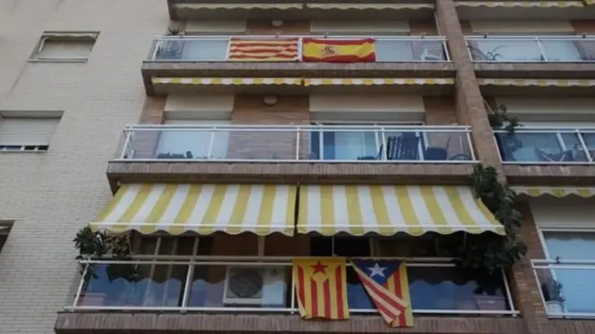 Прапори за незалежність і за єдину Іспанію висять поряд