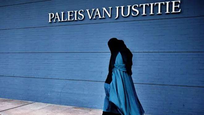 Hollanda'da burkalı bir kadın