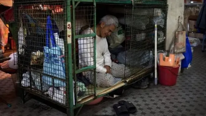 철창 속에 사는 사람들