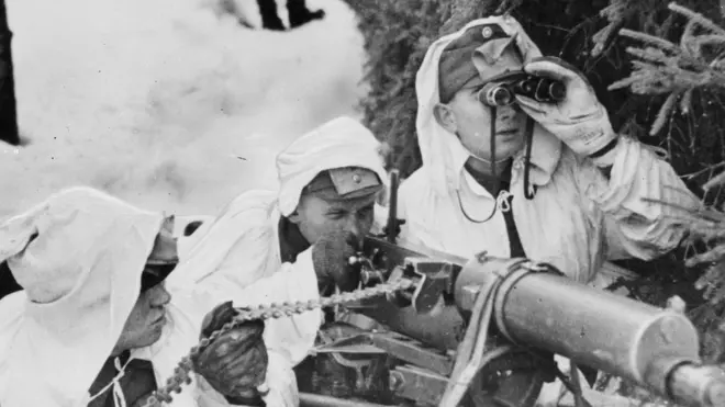 Từ tháng 2/1940, quân Phần Lan bắt đầu thua và phải ký hòa ước bất bình đẳng, nhượng lãnh thổ cho Liên Xô vào tháng 3