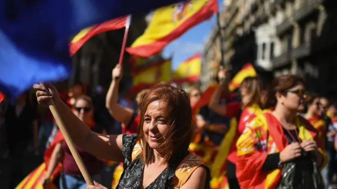 Ratusan ribu warga menggelar aksi di Barcelona hari Minggu (08/10) mendesak Catalunya tak berpisah dari Spanyol.