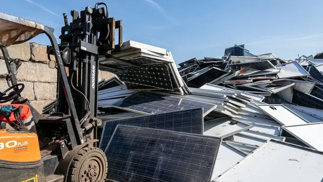 رافعة شوكية تحمل الألواح الشمسية وتنقلها