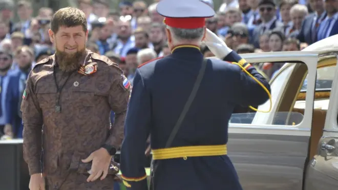 رمضان قديروف خلال استقبال عسكري