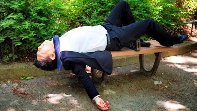 парктагы олтургучта уктап калган жигит