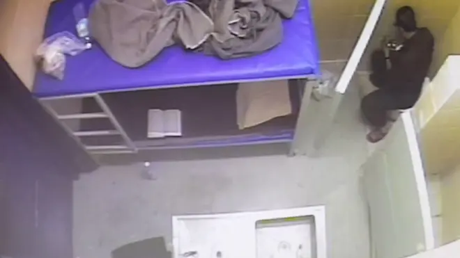 يظهر مقطع الفيديو رجلا تقول سلطة السجون الإسرائيلية إنه البرغوثي بأكل في زنزانته