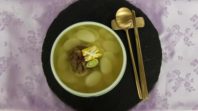 El caldo era claro y delicado y la torta de arroz masticable y suave. (Foto: Samuel Bergstrom)