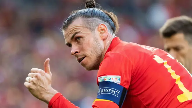 Gareth Bale gives the thumbs up