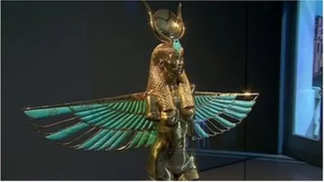 يأمل الفنان التشكيلي البريطاني، داميان هيرست، الحائز على جائزة تيرنر في أن تعيد حكاية اختلقها عن حطام سفينة إلقاء الضوء عليه من جديد من جديد.