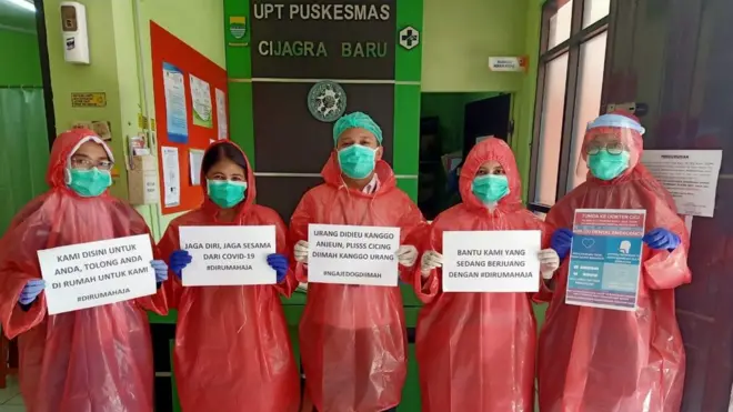 Novita Purwanti dan rekan sejawatnya di Puskesmas Cijagra Baru, Kota Bandung patungan untuk membeli jas hujan sebagai ganti APD pada Selasa (24/03)