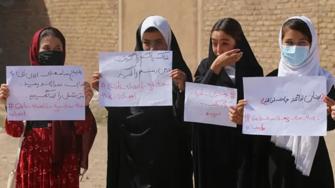 Sejumlah remaja perempuan di Herat, Afghanistan, unjuk rasa menuntut agar mereka diperbolehkan melanjutkan pendidikan di sekolah dan universitas, 20 September 2021.