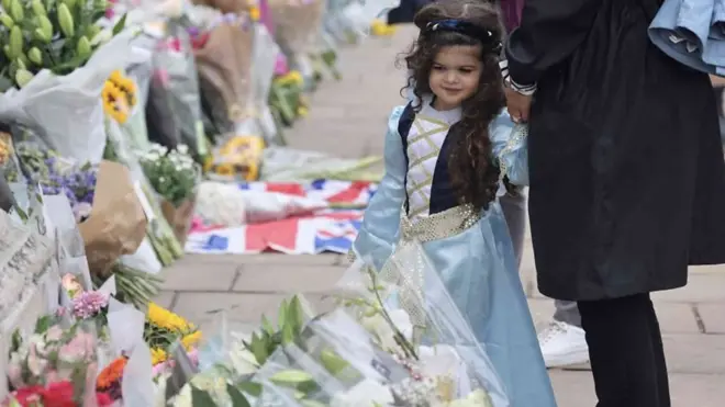 엘리자베스 2세 여왕을 추모하기 위해 버킹엄궁을 찾은 사람들