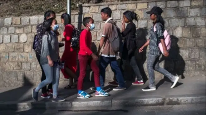 La maladie a fait maintenant 74 morts, selon un bilan publié mardi, par les autorités sanitaires.