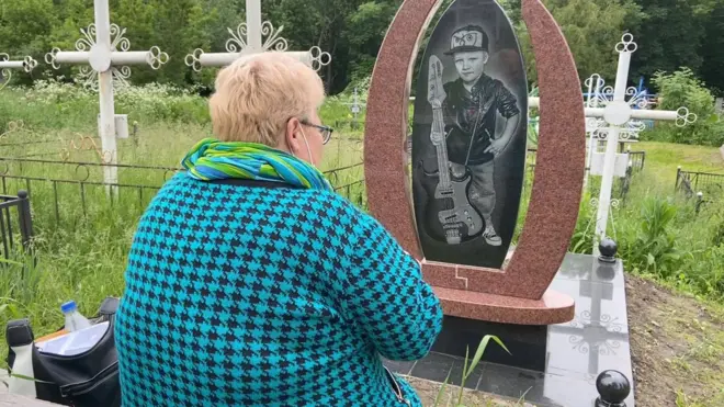 На цьому фото Кирилові три з половиною роки. Він сам обрав собі такий образ музиканта.
