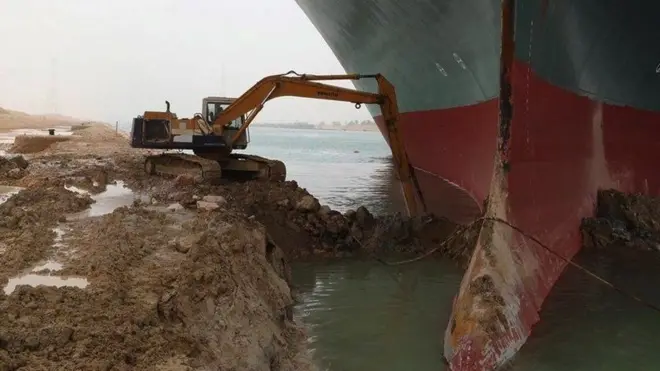 حينما ظهر حفار صغير محاولا تخليص السفينة ألهمه ذلك لكتابة قصة أطفال بعنوان "السفينة الكبيرة والحفار الصغير".