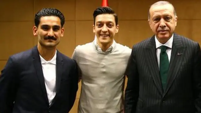 Ilkay Gundogan, Mesut Ozil and Everton striker Cenk Tosun bin pose wit Turkey Presido