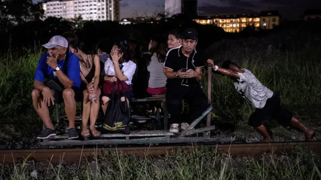 ชีวิตต้องสู้ริมรางรถไฟของคนไร้บ้านฟิลิปปินส์