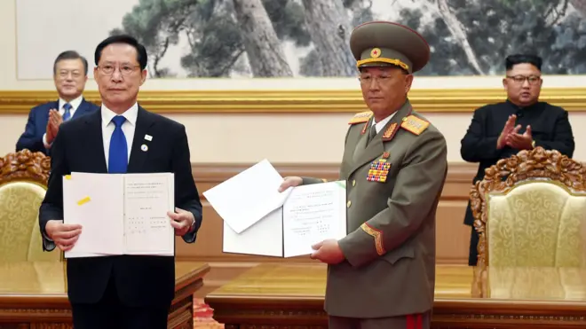 송영무 한국 국방부 장관과 노광철 북한 인민무력상이 19일 '판문점선언 이행을 위한 군사 분야 합의서'에 서명했다