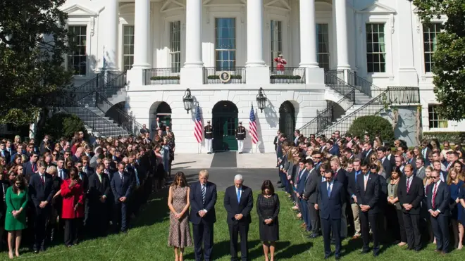 Presiden Trump dan Wakil Presiden Pence memimpin upacara hening cipta selama satu menit di halaman Gedung Putih.