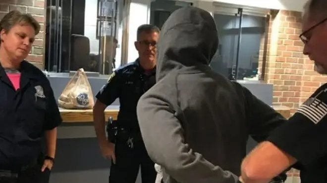 Police dey arrest Zaydel.