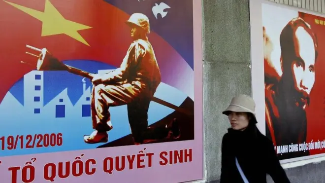 Một tấm pano có hình ảnh Lê Văn Tám