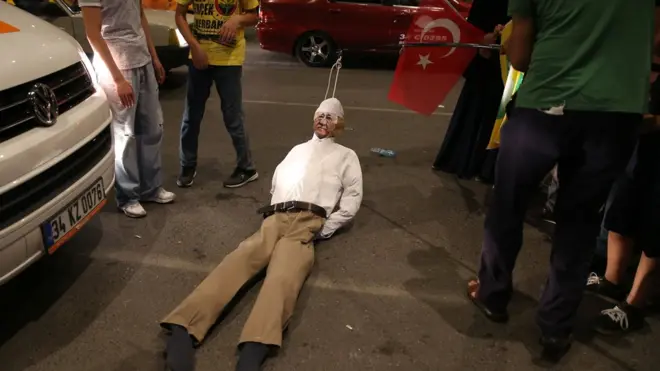 Сторонники президента Эрдогана с чучелом Фетхуллы Гюлена на демонстрации в Стамбуле