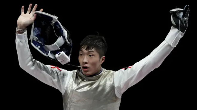 张家朗在日本千叶市东京奥运男子花剑比赛上胜出金牌赛之后露出难以置信的神情（26/7/2021）