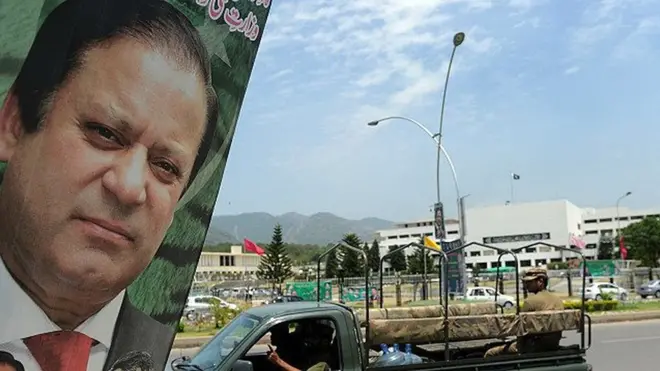 عمران خان نے وزیراعظم نواز شریف پر اثاثے چھپانے کا الزام عائد کیا ہے