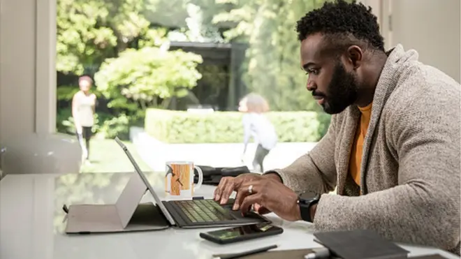 Homme devant son ordinateur