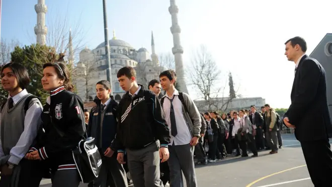 İstanbulda məktəblilər