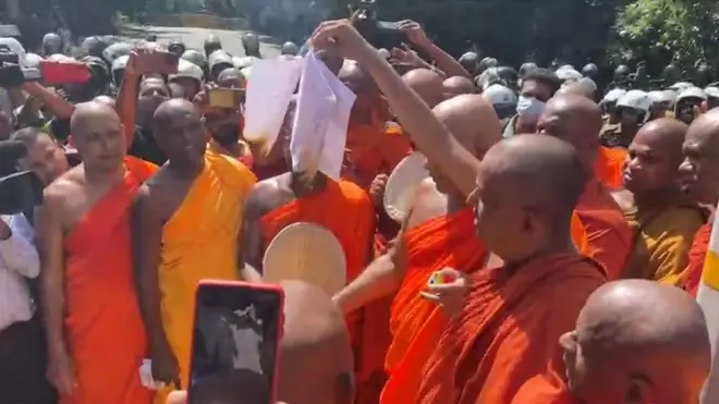 ජනපතිගේ රාජාසන කතාව අතරතුර භික්ෂුන් වහන්සේලා 13 වෙනි ව්‍යවස්ථා සංශෝධනයේ පිටපතකට ගිනි තබයි