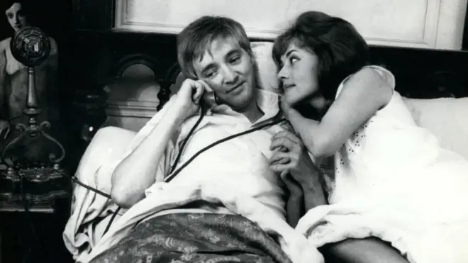 Очаравајућа Жана Моро као Катрин (на слици са Жилом, којег игра Оскар Вернер)