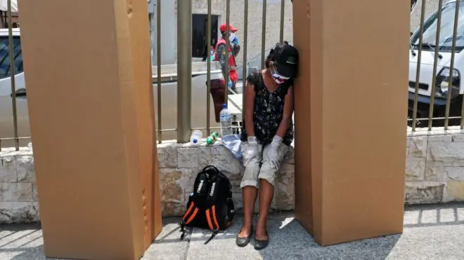 "Se han retirado más de 100 cuerpos de las casas de Guayaquil".