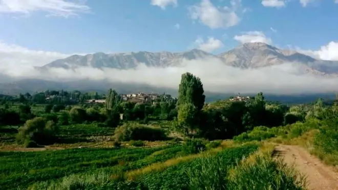 د اریوب ځاځیو ولسوالۍ له ګردېزه ۷۰ کیلومتره لېرې پرته ده