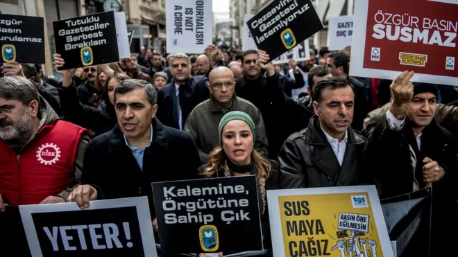 Türkiye'de gazetecilerin tutuklanması ve gözaltına alınması protesto gösterilerine neden oluyor.