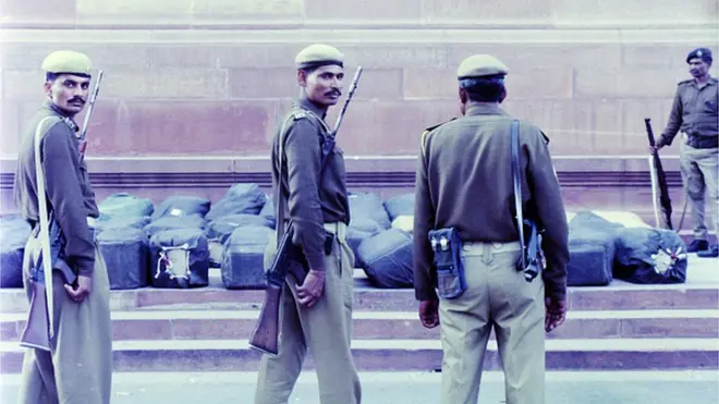 పోలీస్ భద్రతలో బడ్జెట్ పత్రాలు (పాత చిత్రం)