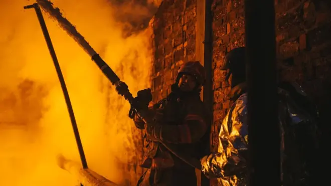 Сьогодні вночі рятувальники у Київській області знову гасили пожежі, які наробили іранські дрони