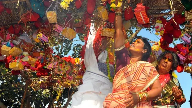 'అమ్మవారికి ముడుపులు అప్పజెబుతున్న భక్తులు'