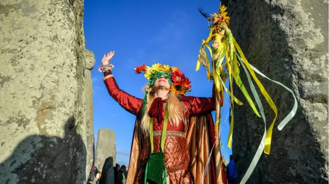 Жінка у вінку біля Стоунхенджу