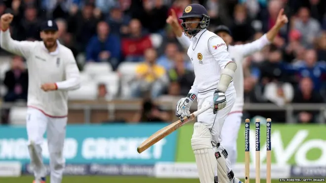 කුසල් මෙන්ඩිස් එංගලන්තයට එරෙහි පළමු ටෙස්ට් තරඟයේදී