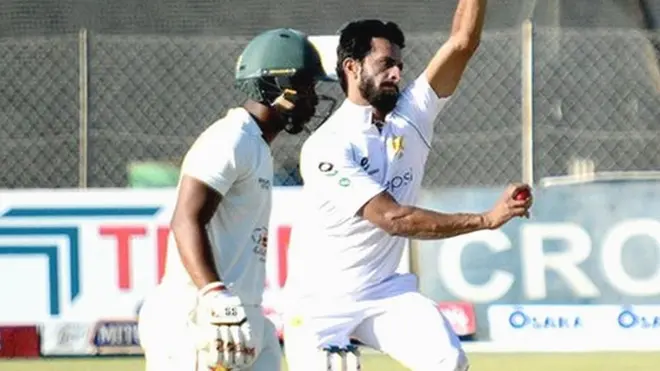 فاسٹ بولر حسن علی نے 27 رنز دے کر کل پانچ وکٹیں حاصل کیں جو ٹیسٹ میچوں میں ان کی بہترین بولنگ کارکردگی ہے