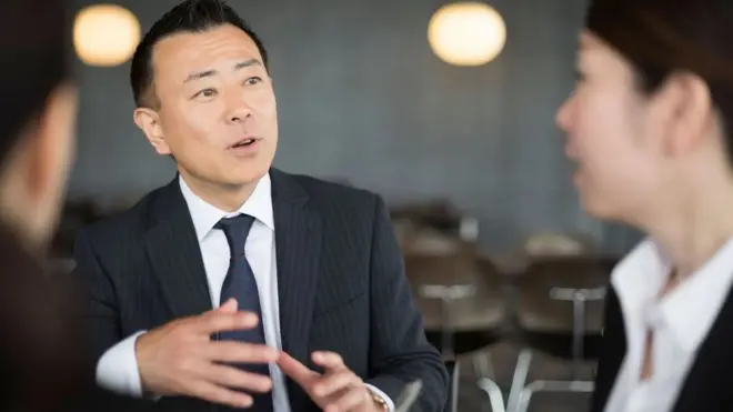 일본 내 직장에서는 미묘한 보디랭귀지 단서를 읽는 게 중요하다