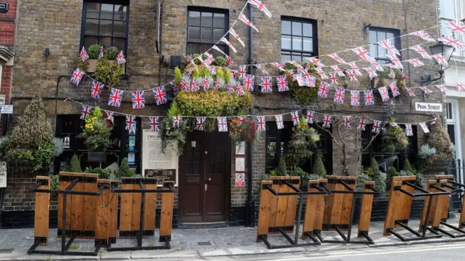 Пабы в Британии закрыты с 23 марта
