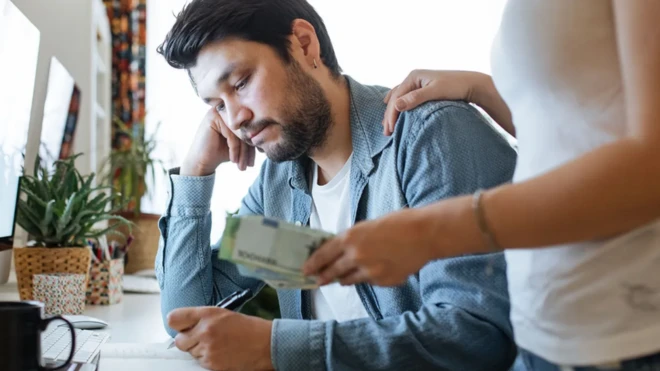 İş arkadaşına para veren kadın.